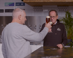 Brouwers Peter en Rob proosten met de Farmhouse collab